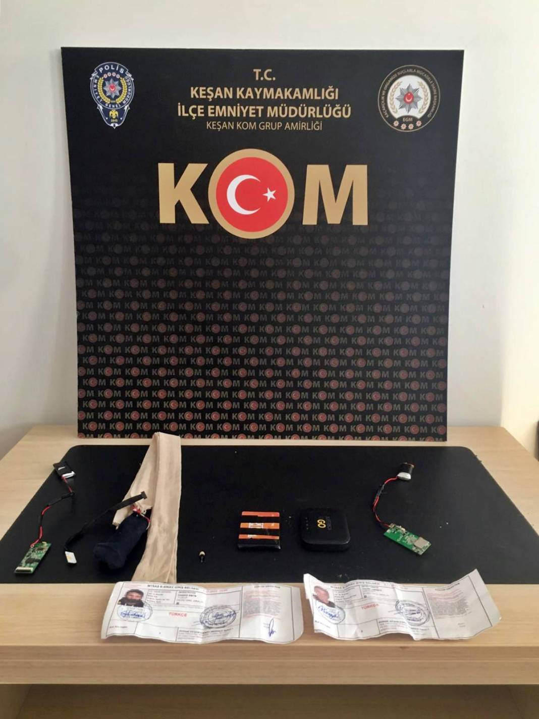 Ehliyet sınavına giren adayların üzerinden çıkan kopya düzeneği polisi bile şaşırttı 3